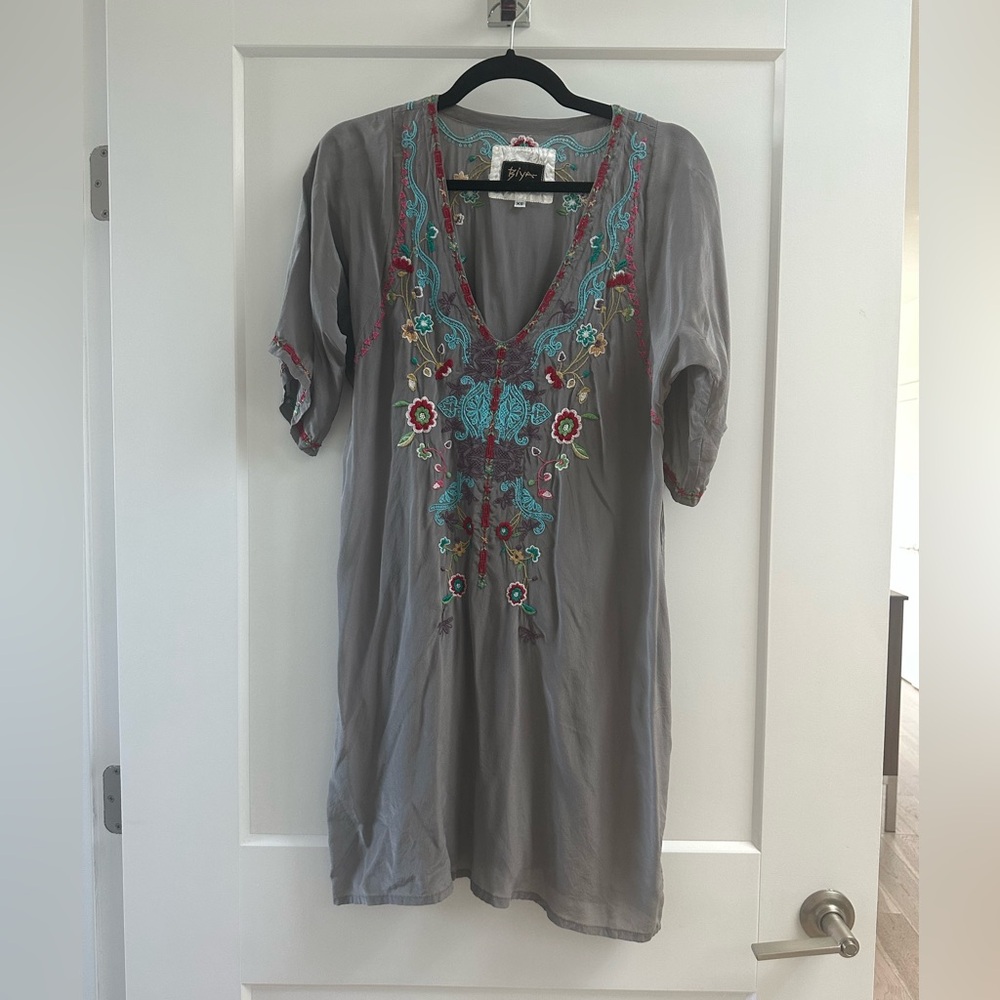 Johnny Was Biya Grey Embroidered Silk Short Sleeve Dress Sz XS